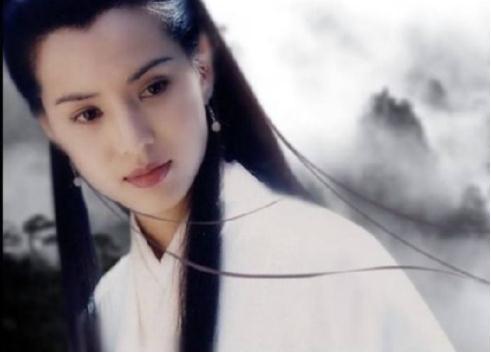 53岁小龙女不服老，穿吊带装很自信，身材撩人不比刘亦菲差