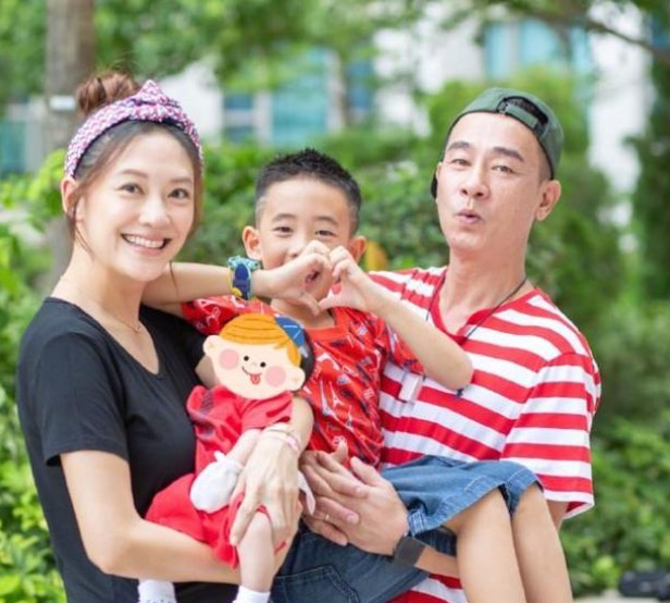 有着9段混乱情史的野男人陈小春，为何偏偏独宠应采儿14年？