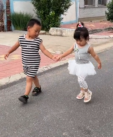 “青梅竹马”小馨馨：闺女跟超市儿子成朋友，连亲妈都磕起CP