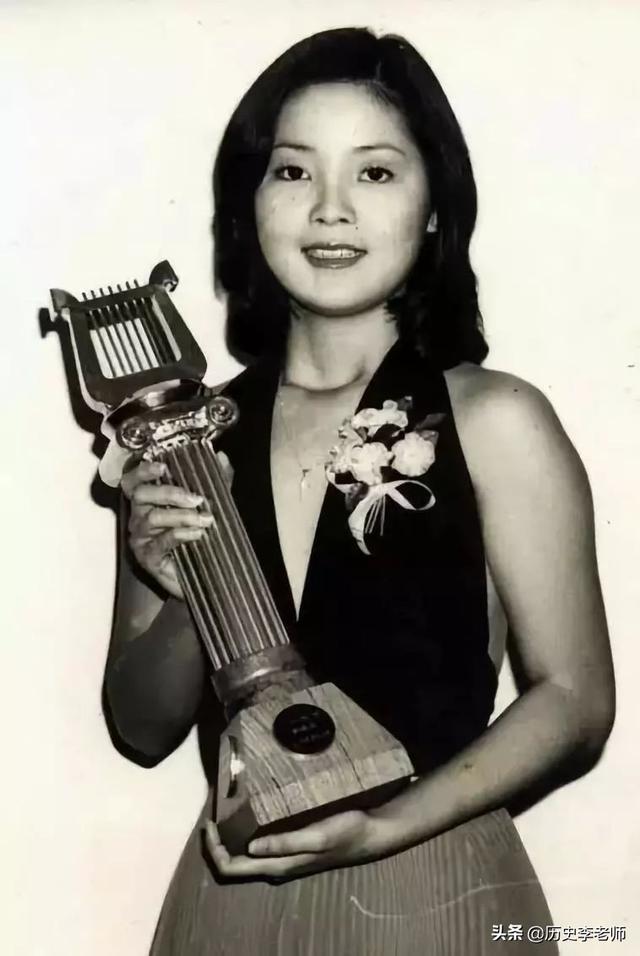 10张老照片回顾邓丽君的一生：死因至今成谜，墓地花费1元钱购买
