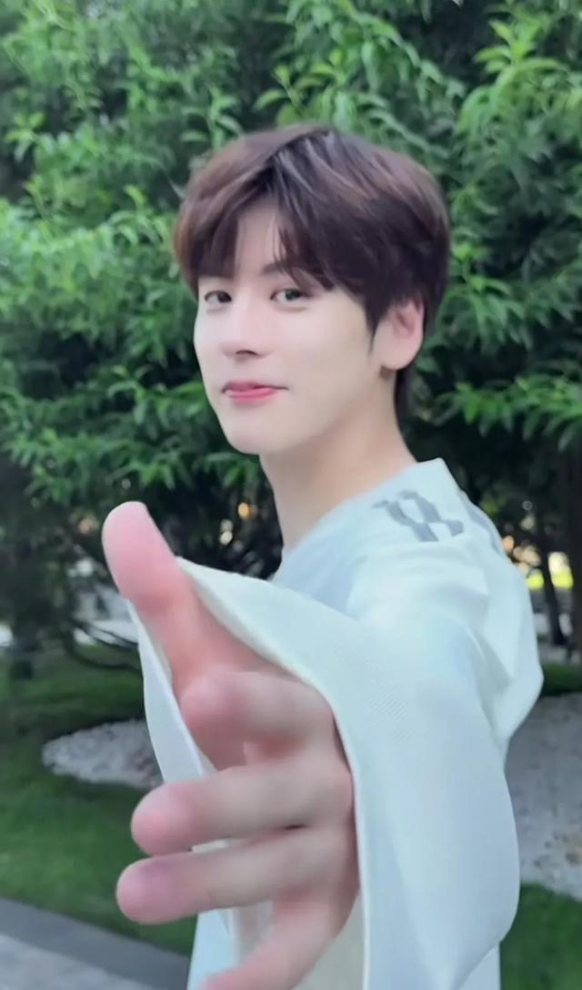 看了《国色芳华》才被帅到新生小生魏哲鸣你喜欢吗？