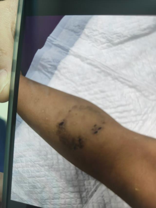 3岁男童被生父女友虐待致死，生母：警方说监控过于暴力，仅口头转述