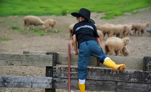 55岁刘若英罕见携儿子现身，9岁帅气又瘦又高性格开朗，星范十足