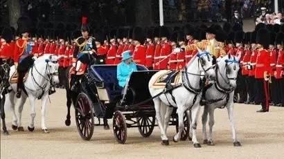 会玩！小伊90大寿，看一代傲娇软萌的英国女王是如何炼成的