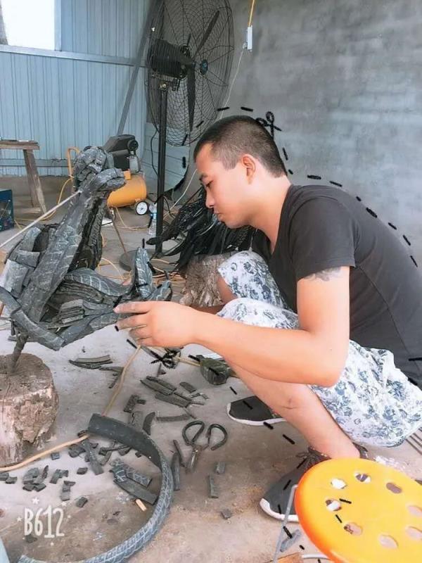 太壮观!山东80后男子用一千多条废旧轮胎做恐龙雕塑,还有3米高的金刚