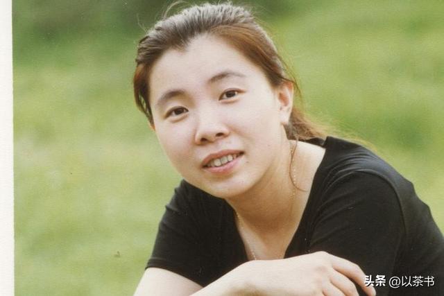 带三个娃嫁小14岁丈夫，她病逝7年后，丈夫王崇秋的做法令人感动