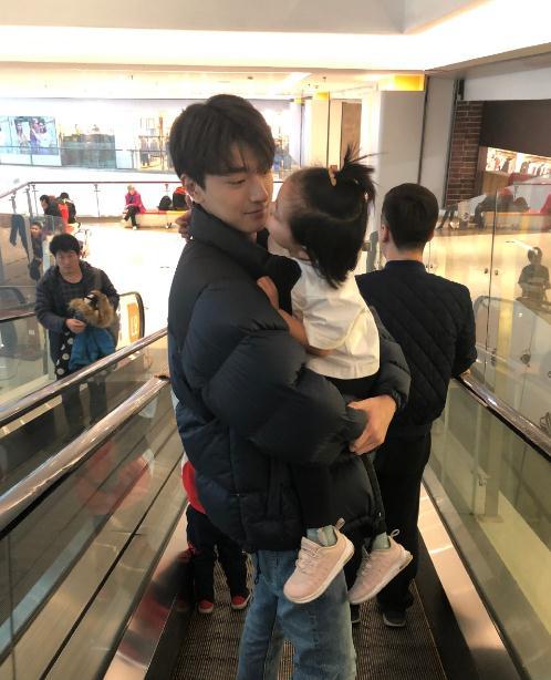 林一突然晒出“电梯吻”，看清“女主”是谁后，女粉丝乐坏了