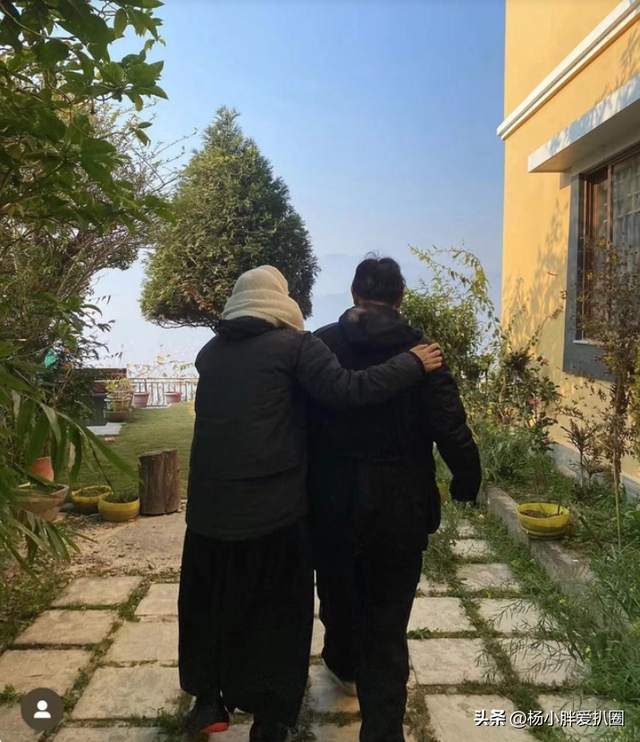 李连杰一家四口国外度假！利智罕见现身，搀扶李连杰散步好恩爱