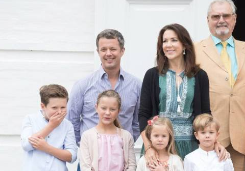 丹麦王储六口人的全家福，比凯特王妃家的更生动有趣