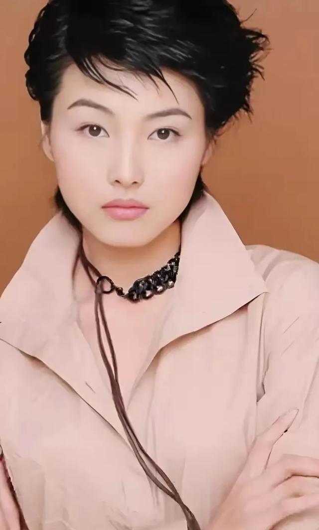 被称为“男人婆”的张延，美到恰如其分，知性且优雅，实力派演员