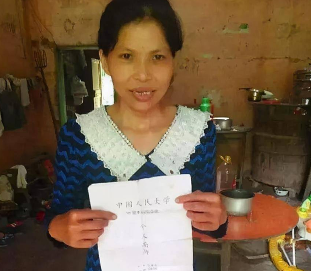 1994年，伍继红692分考上人大，至今失业中，与5个孩子靠低保生活