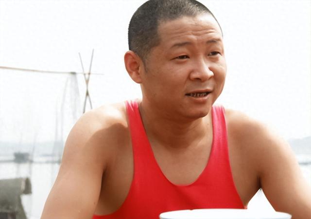 53岁“三德子”近况：娶小15岁名模当老婆，如今隐居山林身价过亿