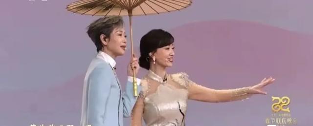 当《白蛇传》遇上春晚小品《借伞》，传统戏剧元素如何大放异彩