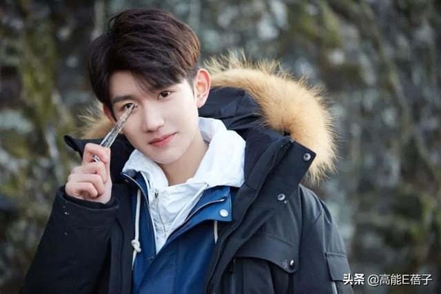 王源染粉色头发，再次引发网友猜测，和欧阳娜娜疑似真的恋爱中？