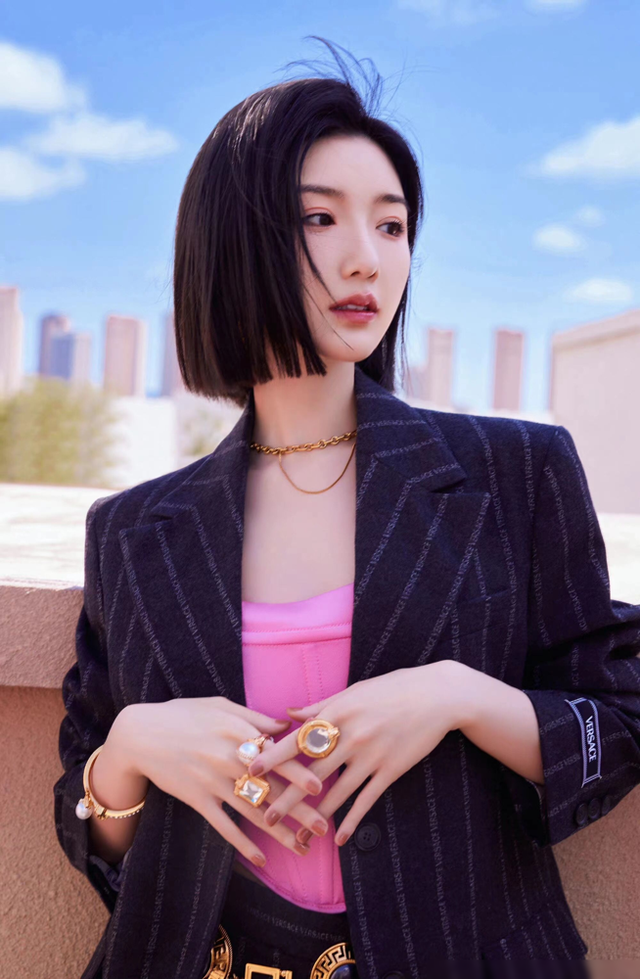 今年火了一种发型叫“肩上一刀切”,洋气减龄显脸小,明星也上头