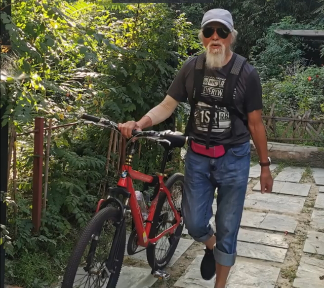 86岁王德顺滑冰摔倒！腿部大片淤血太渗人，不去医院坚持自我愈合