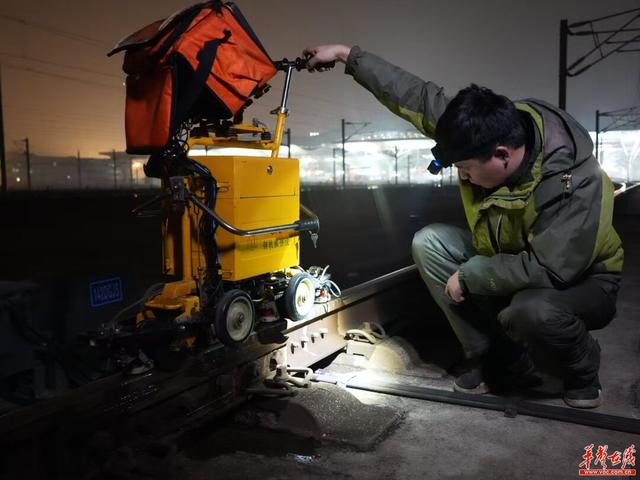 春运暖途│一晚徒步 5.5 公里 “钢轨 B 超师”为钢轨“问诊把脉”