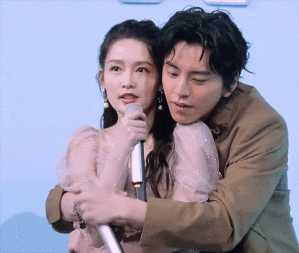 “笨蛋美人”李沁：与杨洋合影十指紧扣，被王大陆冒犯却不敢反抗