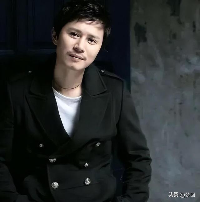 她被金钟民抛弃后，麻醉自己，拍争议写真，至今为爱选择孤独