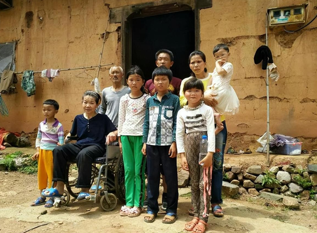 1994年，伍继红692分考上人大，至今失业中，与5个孩子靠低保生活