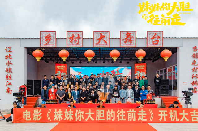 谢广坤戴假发年轻20岁，与王小蒙同框像两口，自称都认不出了