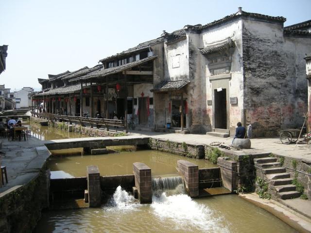 电视剧《天仙配》在安徽省黄山市徽州区潜口镇唐模村拍摄的