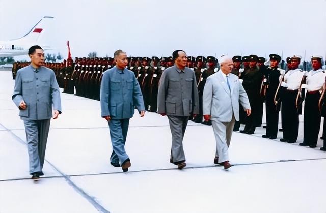 赫鲁晓夫 1954 年访华，送大礼许诺援助，后关系为什么会破裂？