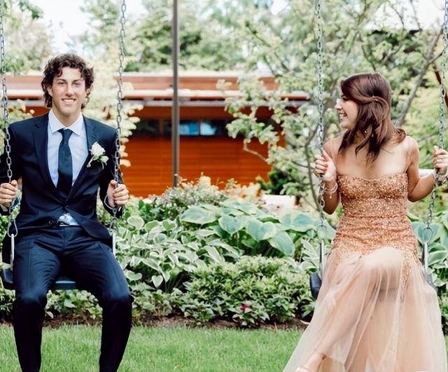 比尔盖茨小女儿和男友：一个白到发光一个黑得发亮，恩爱密不可分