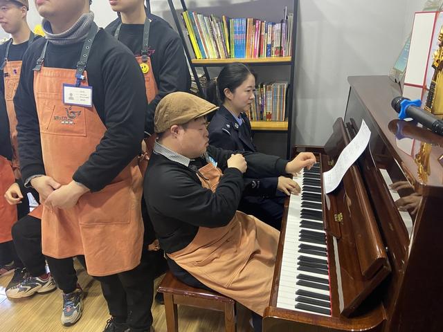 她是孩子口中的“大妈妈”，把咖啡馆外更多的美好带给他们