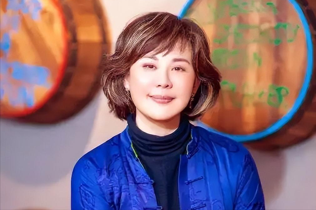 丛珊：与大9岁法国佬难幸福，2婚带娃嫁导演萧锋，12年成全家团宠