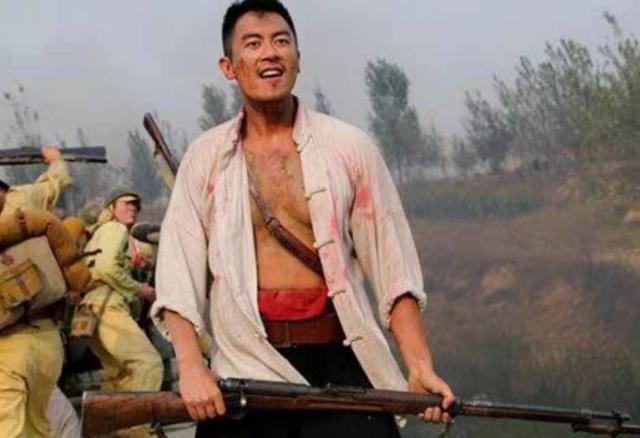 36岁朱亚文近照曝光，脸颊凹陷瘦脱相，曾被杨颖称为行走荷尔蒙