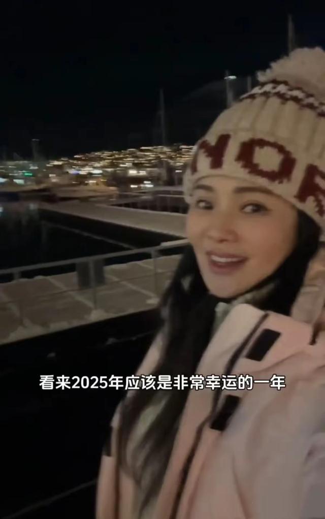 伊能静在挪威看到极光了，婆婆身材发福撑开纽扣，她56像26一样美