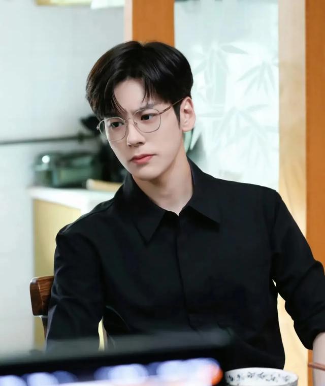 看了《国色芳华》才被帅到新生小生魏哲鸣你喜欢吗？