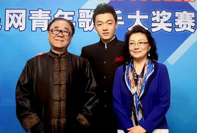 80岁李谷一罕见露脸！已瘦到脱相，与付笛声夫妇相聚，称准备复出