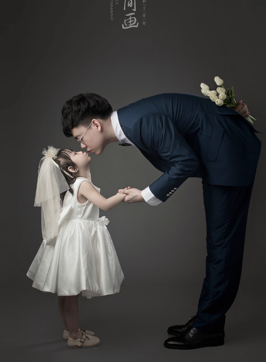 15岁女儿跟爸爸亲嘴，被爸爸强吻，父亲对女儿表达爱意要有边界感