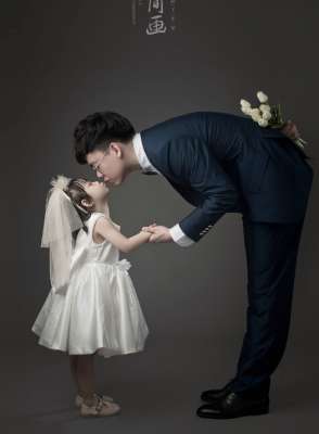 和爸爸爱爱(15岁女儿跟爸爸亲嘴，被爸爸强吻，父亲对女儿表达爱意要有边界感)