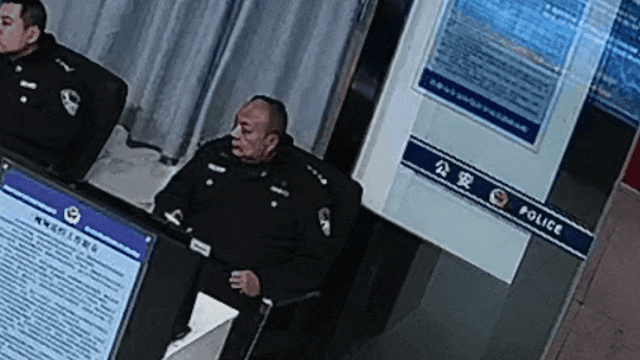 派出所民警值班时的这一幕，令人心疼！