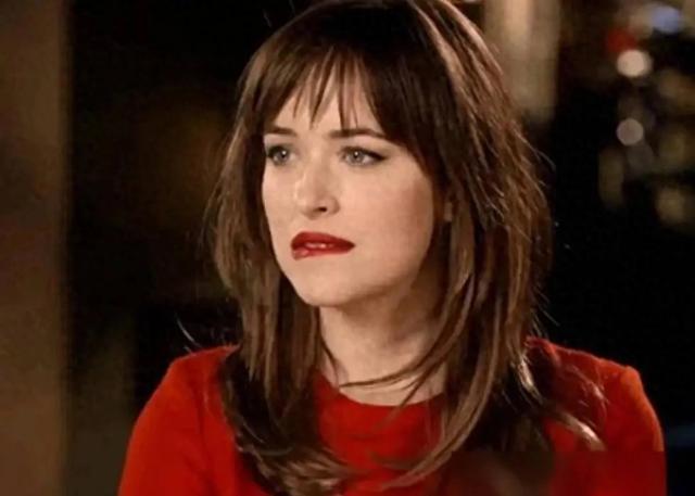 从“金球小姐”到实力派演员：达科塔·约翰逊的逐梦之旅