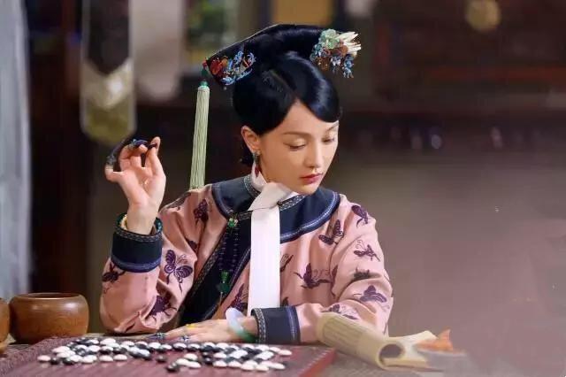 周迅大方素颜出镜，肤质暗沉但紧致，自揭目击黄磊心脏病发被抬走