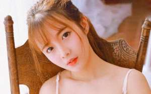 微笑女(女生发微笑表情什么意思？解码背后的情感与意图)