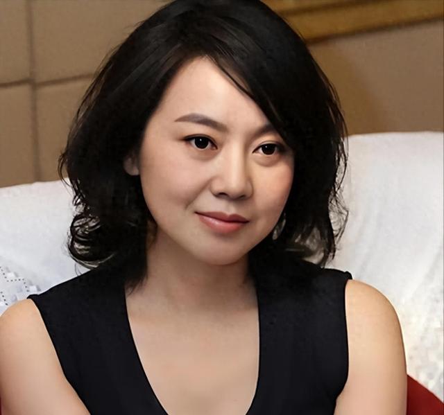 闫妮离婚20年，为何很少提到前夫？直到看到邹伟的职业后就明白了