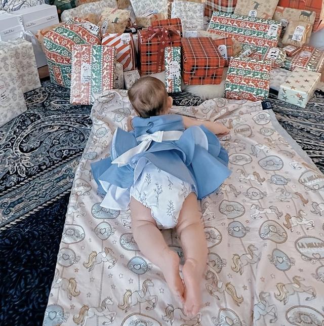 卢靖姗圣诞节分享全家福,与韩庚穿情侣装,女儿继承爸爸的大长腿