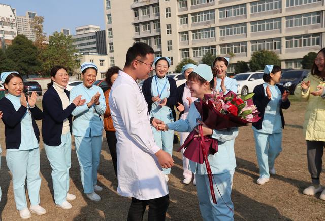 笑中带泪！郑州市两名支援武汉的抗疫英雄结婚了