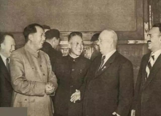 赫鲁晓夫 1954 年访华，送大礼许诺援助，后关系为什么会破裂？