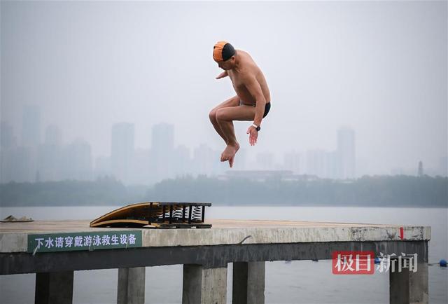 武汉跳水爱好者：以跳东湖方式感受深秋的寒冷
