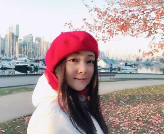 87版《红楼梦》薛宝钗晒近照,54岁肤白貌美身家过亿至今依然单身