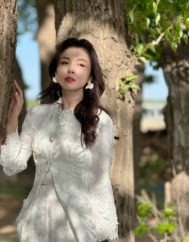 尴尬！刘涛走光事件引网友热议，公众希望明星把握形象与尺度平衡