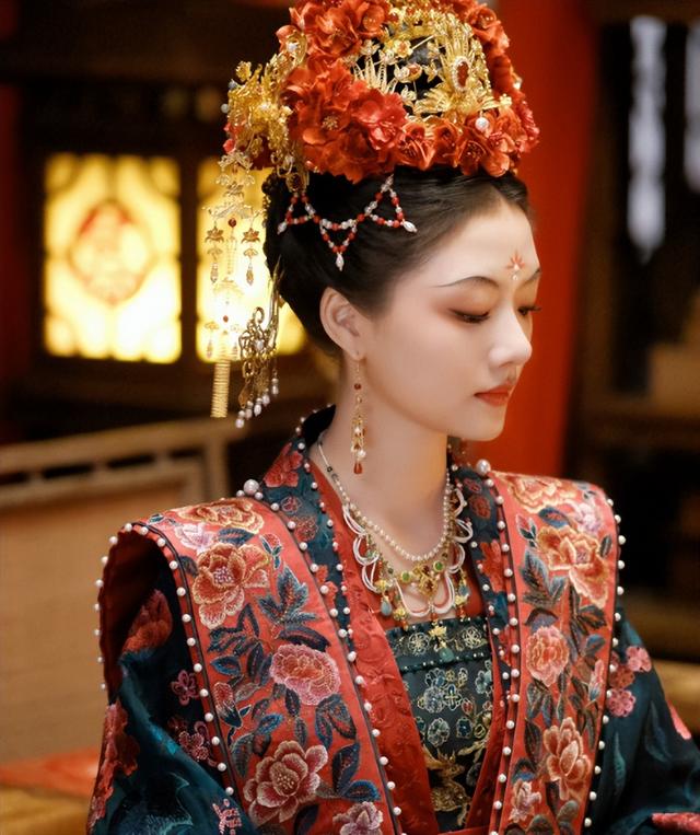 她居然也上春晚了，这是官方认可啊！她再努努力感觉都要超越杨幂