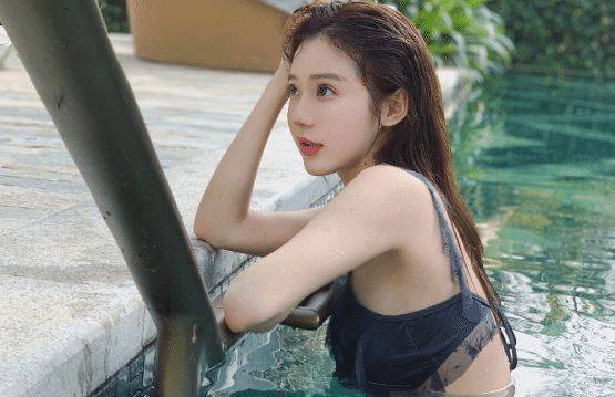 “最美母女”，这组泳池照绝了，让你亲眼看看什么叫母女像闺蜜