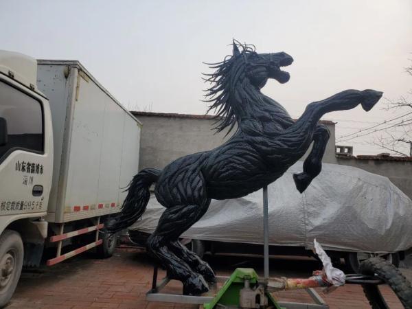 太壮观!山东80后男子用一千多条废旧轮胎做恐龙雕塑,还有3米高的金刚